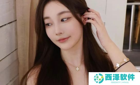 LPL英文解说Kitty晒白色吊带装，身材绝好惹人注目，以前真的小看她了