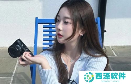 LPL英文解说Kitty晒白色吊带装，身材绝好惹人注目，以前真的小看她了