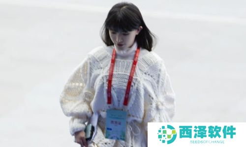 李子柒化身“熊猫姐姐”再度亮相，亲手缝制熊猫蜀锦裙，精巧手艺获好评